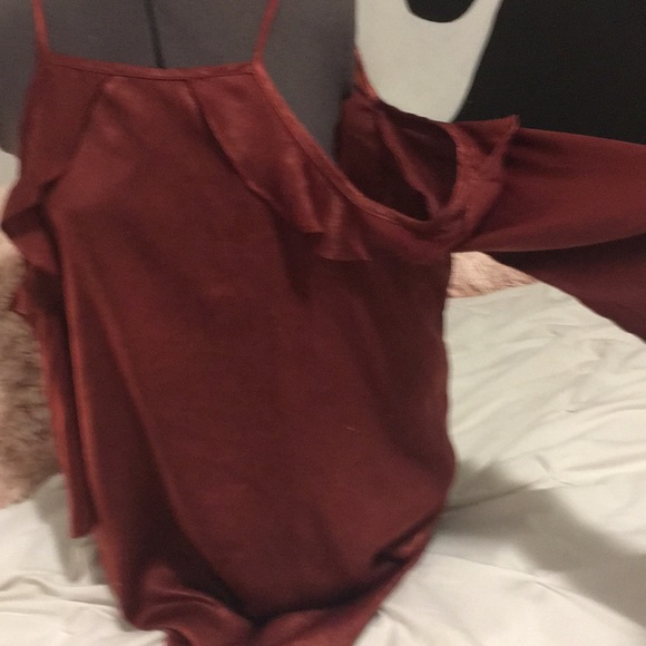 Maroon dress off the shoulder sleeves - Picture 2 of 2